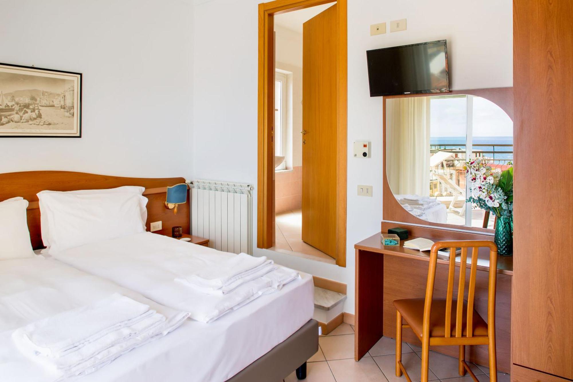 Hotel Tritone Laigueglia Dış mekan fotoğraf