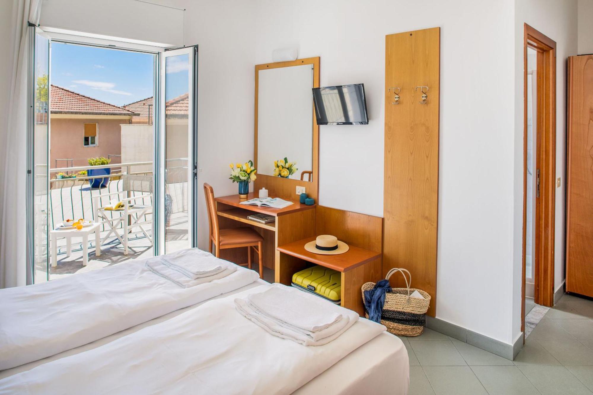 Hotel Tritone Laigueglia Dış mekan fotoğraf