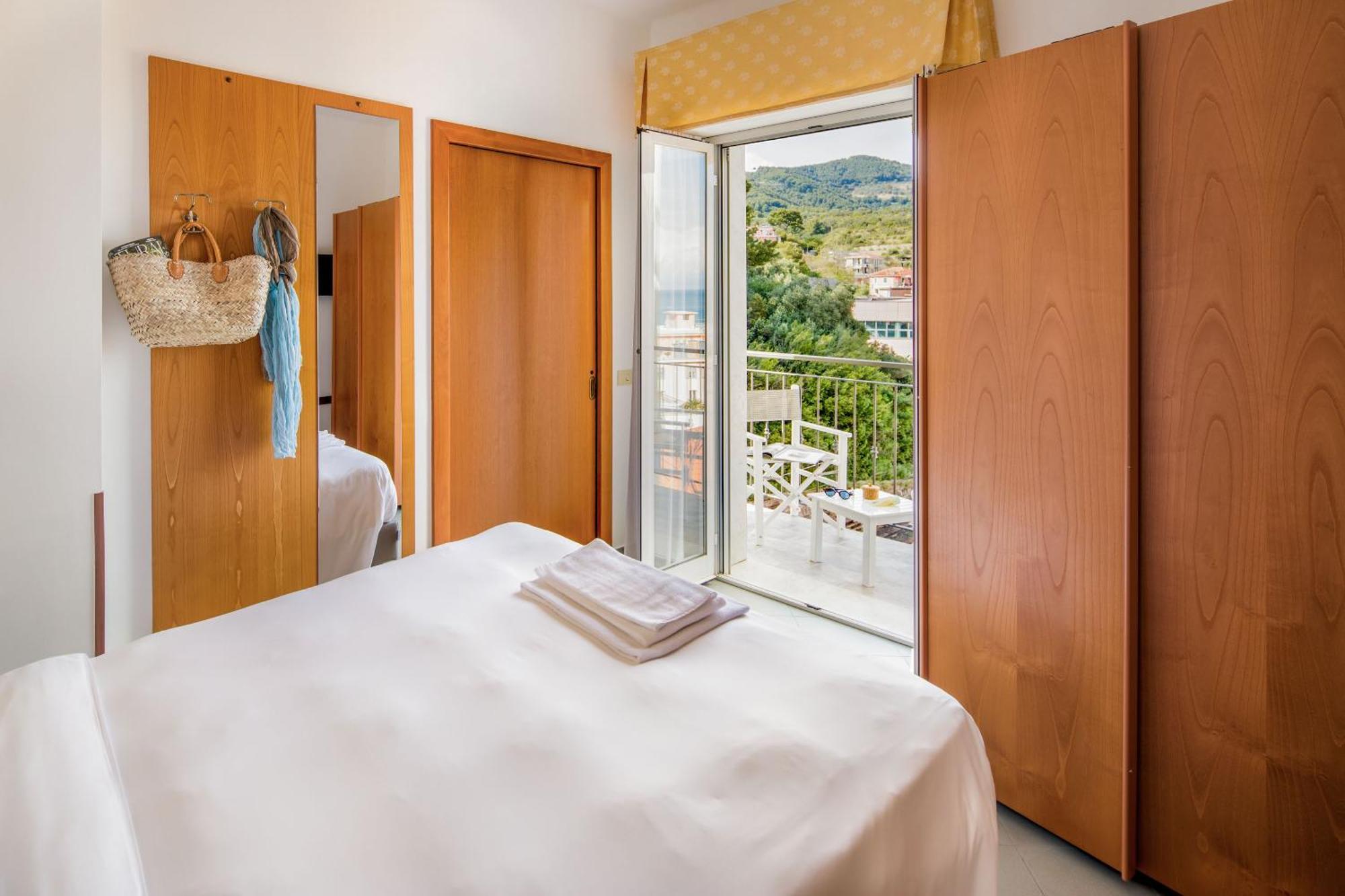 Hotel Tritone Laigueglia Dış mekan fotoğraf