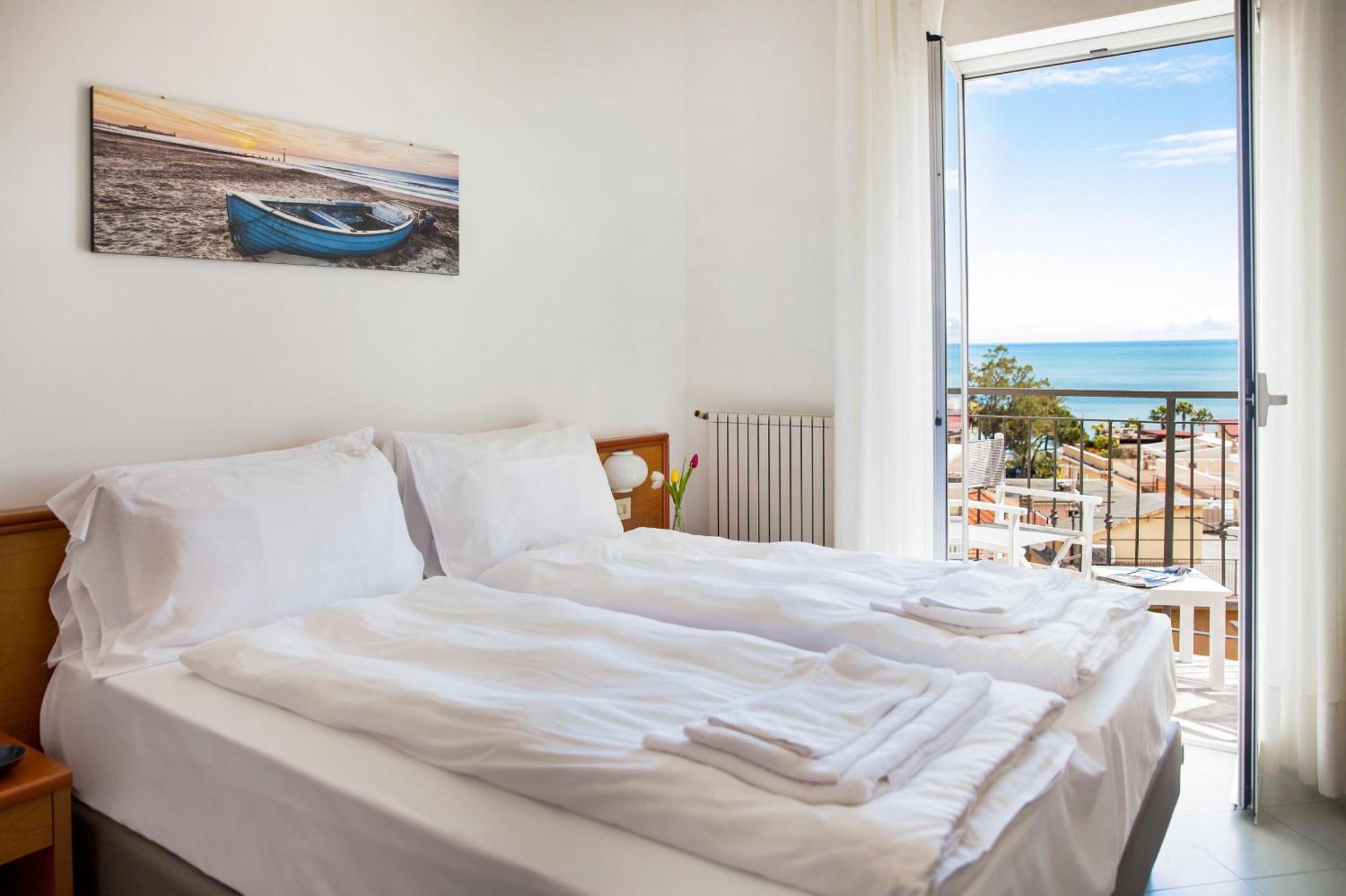 Hotel Tritone Laigueglia Dış mekan fotoğraf