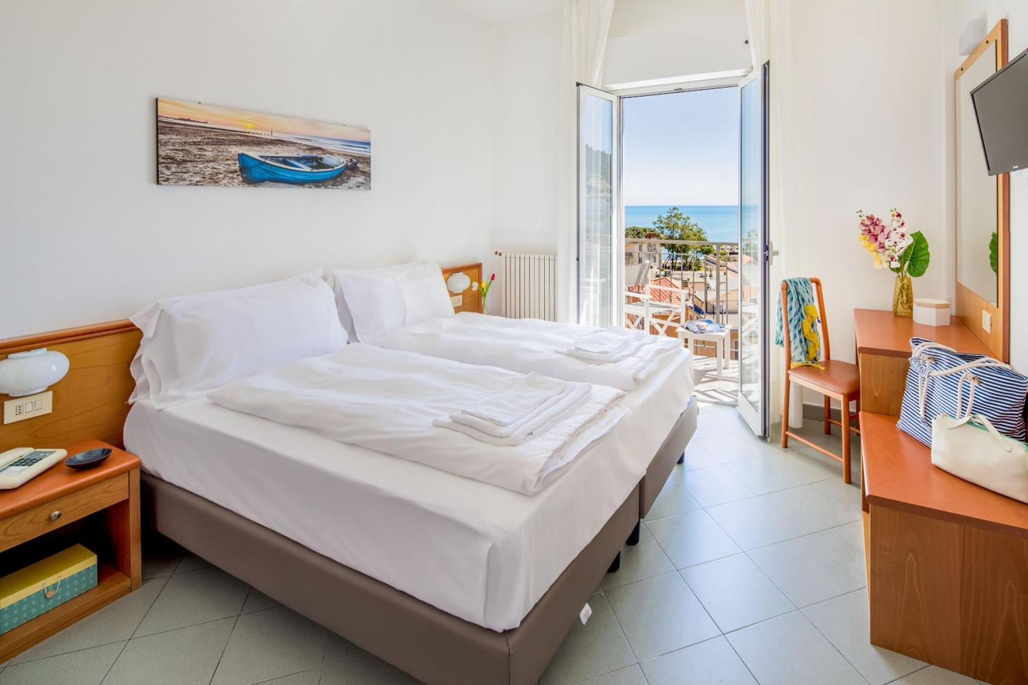 Hotel Tritone Laigueglia Dış mekan fotoğraf
