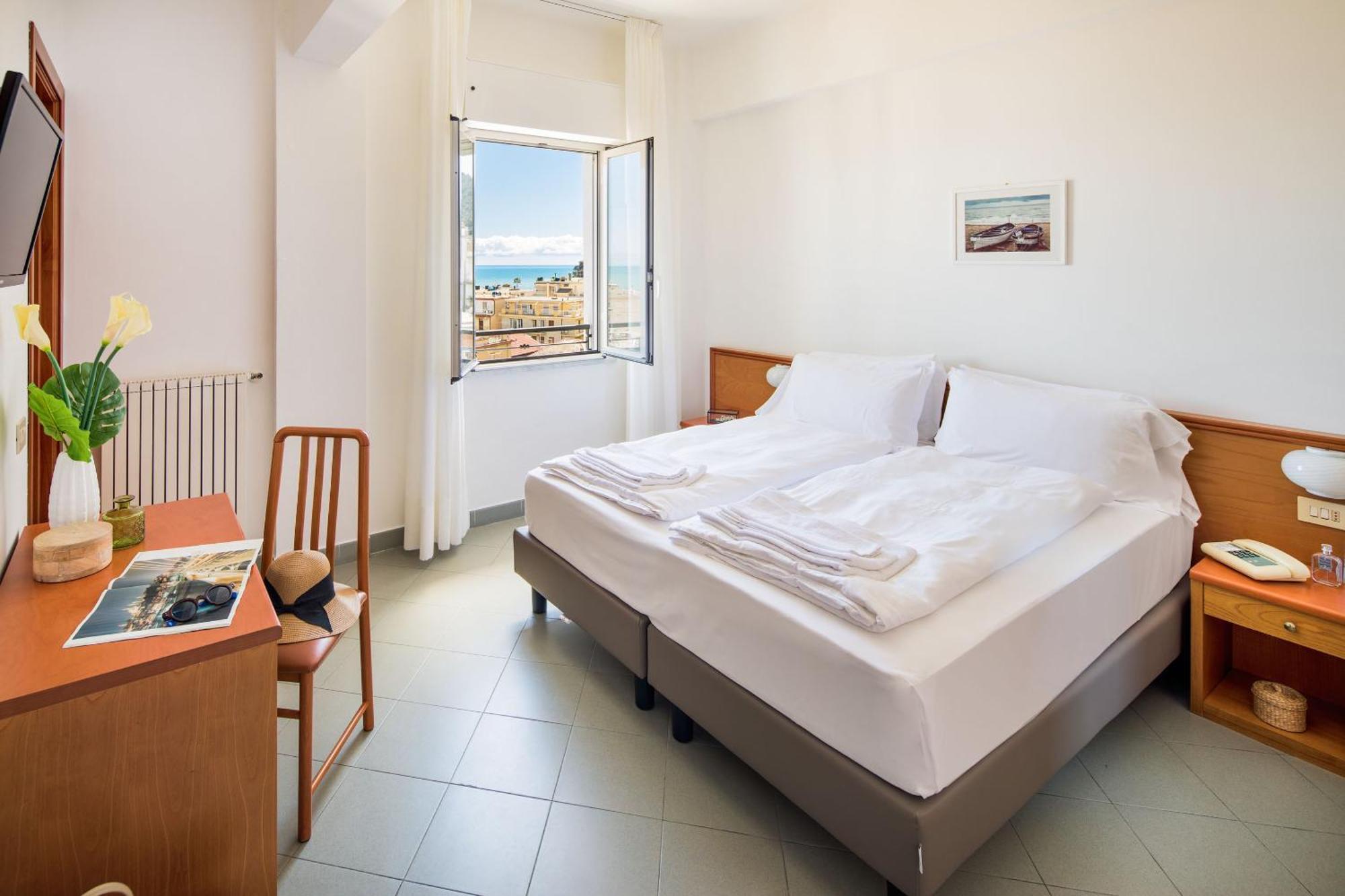 Hotel Tritone Laigueglia Dış mekan fotoğraf