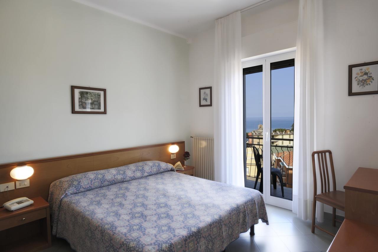 Hotel Tritone Laigueglia Dış mekan fotoğraf